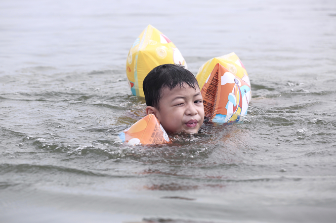 Bởi tranh thủ đợt ngập, nhiều phụ huynh đã cho con ra khu vực tập bơi. Các hoạt động của trẻ luôn được phụ huynh theo dõi, giám sát kỹ