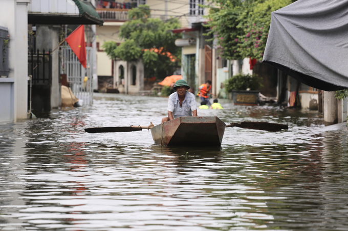 Vì vậy, thuyền trở thành phương tiện di chuyển chính, phục vụ vận chuyển lương thực, nước uống trong xóm thay vì các phương tiện giao thông khác