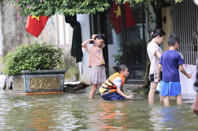 Đời sống sinh hoạt cũng như việc di chuyển của người dân ở khu vực bị đảo lộn, gặp nhiều khó khăn