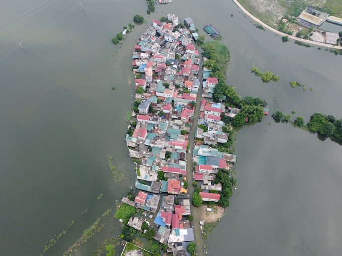 Nước lũ khiến cả xóm Bến Vôi bị bủa vây, trở thành một 'ốc đảo' ở huyện Quốc Oai