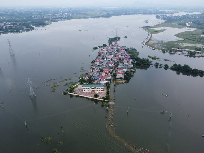 Nhà văn hóa đầu xóm là nơi cao nhất, người dân phải mang lương thực, thóc lúa thu hoạch từ vụ trước lên tầng 2 để tránh lũ. UBND xã Cấn Hữu cũng đã cung cấp nước sạch, hỗ trợ một số gia đình bị ngập sâu, bên cạnh đó xã cũng triển khai nhiều phương án nhằm khắc phục hậu quả của mưa lũ