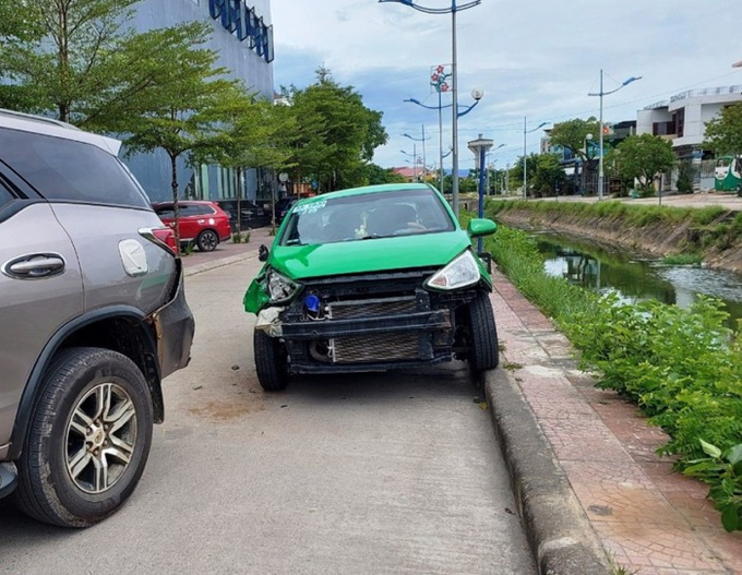 Chiếc taxi các đối tượng điều khiển gây tai nạn