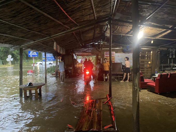 Hàng quán lấn chiếm vỉa hè, hành lang an toàn giao thông đã nhiều tháng nhưng Thanh tra GTVT huyện Thạch Thất và chính quyền địa phương không xử lý. Đến khi nước ngập, nơi đây biến thành trạm thu phí