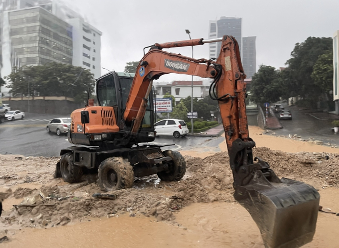 Mưa lớn kéo đất bùn chảy từ trên đồi xuống đường QL18 phường Hồng Hà, TP Hạ Long.