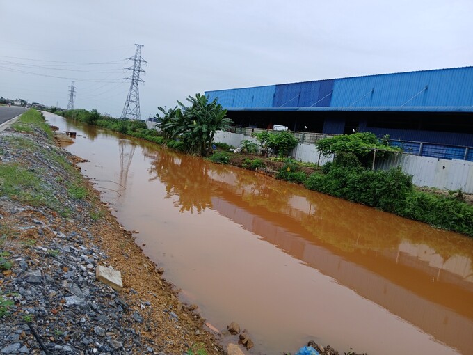 Người dân sống khu vực xung quanh kênh Cẩm Văn tỏ ra lo lắng trước hiện tượng nước ngả màu có thể ảnh hưởng đến sức khỏe và canh tác. Ảnh: Đinh Huyền.