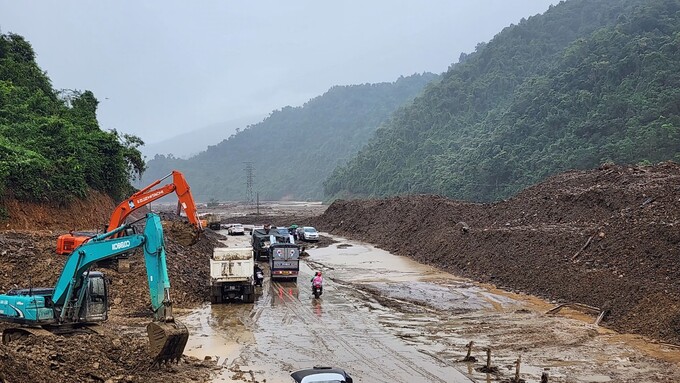 Ngay khi QL12 bị tê liệt hoàn toàn từ đoạn Km169+00 - Km172+800. Sở giao thông vận tải tỉnh Điện Biên đã phối hợp, chỉ đạo các đơn vị khác khắc phục sự cố. Sau 3 ngày QL.12 đã được thông tuyến tạm thời.