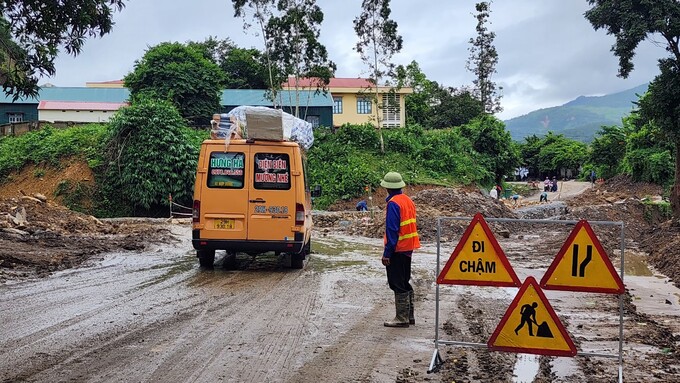 Ông Phạm Văn Sỹ - Phó giám đốc SGTVT Điện Biên cho biết; Trong điều khiện thời tiết diễn biến phức tạp như hiện nay, chúng tôi đã chỉ đạo các đơn vị phòng ban chức năng và ban bảo dưỡng đường bộ tiến hành ra soát những vị trí có nguy cơ sạt lở mất an toàn để tiến hành cảnh báo. Ngoài ra chúng tôi cũng đã chỉ đạo lực lượng Thanh tra giao thông phối hợp với lực lượng chức năng điều tiết cảnh báo giao thông để người dân đi lại trên tuyến được thuận lợi và an toàn.