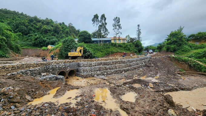 Trong đợt lũ quét vừa qua tuyến QL.12 qua địa bàn xã Mường Pồn được xác định là thiệt hại nặng nề nhất, trọng điểm ngành giao thông vận tải tập trung vào xử lý khắc phục. Đoạn qua xã Mường Pồn khối lượng đất đá sạt lở vùi lấp và ách tắc đường, nhiều điểm lớn nhỏ với khối lượng là trên 15.000 m3, mưa lũ làm cuốn trôi 50m mặt đường.