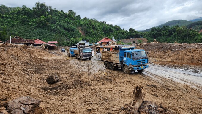 Ông Phạm Văn Sỹ - Phó giám đốc SGTVT tỉnh Điện Biên cho biết: “Mặc dù tuyến đường đã được tạm thông, nhưng công tác khắc phục vẫn còn rất khó khăn. Đến giờ còn khoảng 12.000 m3 đất đá cần được hót dọn. Việc này cần ít nhất 10 ngày nữa do điểm đổ thải gặp khó khăn. Chúng tôi cần khoảng 2 tháng để khắc phục lại kết cấu hạ tầng đường bộ (cống thoát nước, nền mặt đường)”.