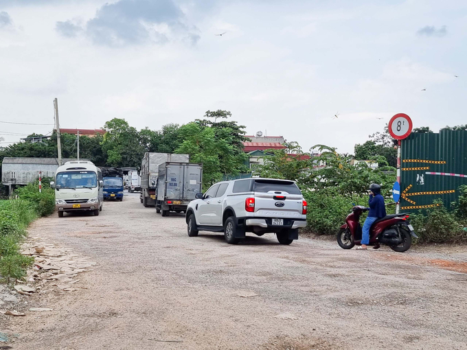 Tại hai đầu cầu đã cắm biển cấm xe có trọng tải trên 8 tấn nhưng hàng ngày vẫn phải 'cõng' hàng loạt xe tải cỡ lớn đi qua mỗi ngày.