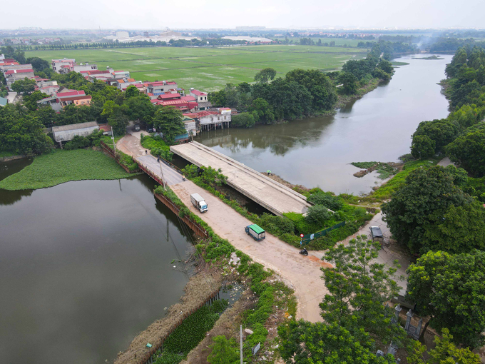 “Yêu cầu huyện Yên Phong phải thông qua nội dung này và kế hoạch triển khai trong các cuộc họp giao ban, trước mắt xử lý nghiêm hành vi vi phạm về Luật Đê điều, tháo dỡ tất cả các công trình vi phạm hành lang đê, báo cáo tiến độ triển khai theo tuần và từ nay đến ngày 30/8 phải có sự xoay chuyển lớn đối với công tác GPMB, sớm hoàn tất các thủ tục để cưỡng chế theo quy định đối với các hộ dân cố tình chống đối… quyết tâm bàn giao mặt bằng liền mạch cho chủ đầu tư trước ngày 30/10/2024”- lãnh đạo UBND tỉnh Bắc Ninh nhấn mạnh.