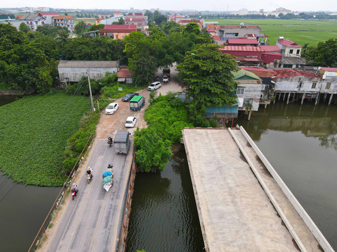 Tuy nhiên, đến nay theo báo cáo của chủ đầu tư, đến thời điểm hiện tại, nhà thầu đã thi công xong cầu tạm; phá dỡ cầu cũ; đúc xong phiến dầm; thi công bản mặt cầu từ trụ T1 đến mố M2 của 1/2 đơn nguyên bên trái tuyến. Giá trị thực hiện hơn 27,7 tỷ đồng, đạt 44,32% giá trị hợp đồng.