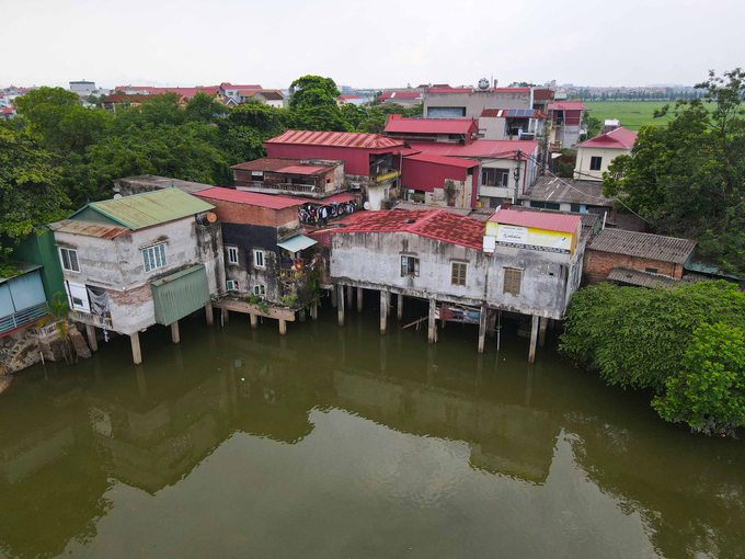 Nguyên nhân dẫn đến tiến độ thi công chậm là do phần đầu cầu phía huyện Yên Phong còn vướng 12 hộ dân nằm trong phạm vi hành lang đê Ngũ Huyện Khê, đã xây dựng nhà kiên cố nhưng không được cấp giấy chứng nhận quyền sử dụng đất nên rất khó khăn cho công tác GPMB, khiến dự án chưa có mặt bằng để thi công.