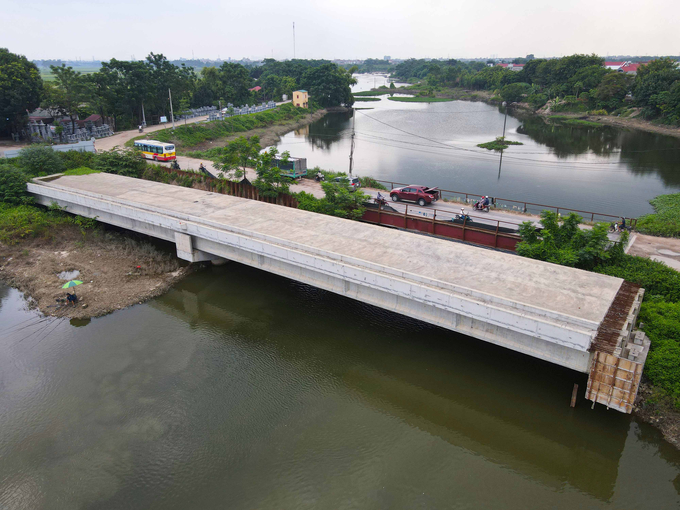 Lãnh đạo UBND tỉnh Bắc Ninh vừa đi kiểm tra thực địa công tác giải phóng mặt bằng và tiến độ thi công Dự án đầu tư xây dựng cầu Nét đoạn Yên Phong – TP Từ Sơn. Dự án được khởi công xây dựng từ năm 2020, sau nhiều lần gia hạn, điều chỉnh chủ trương đầu tư, đến nay, dự án vẫn chậm tiến độ, chủ đầu tư tiếp tục xin gia hạn đến hết năm 2025 sẽ hoàn thành, đưa vào sử dụng.