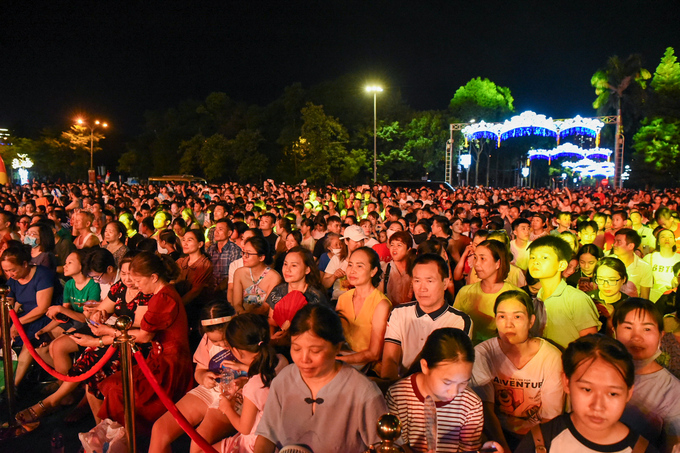 Hàng nghìn người dân ở Bắc Ninh có mặt tại Lễ kỷ niệm 70 năm ngày Giải phóng thành phố.