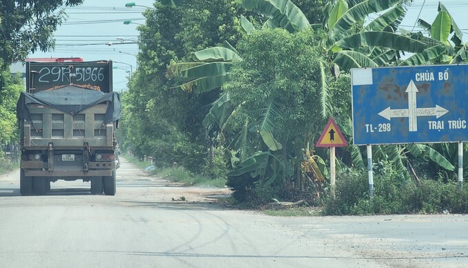 Thế nhưng, trên thực tế tại dự án này lại đang trái lệnh chỉ đạo của lãnh đạo tỉnh Bắc Giang. Trong một cuộc trao đổi qua điện thoại với bà Lương (đại diện Công ty Trường An) bà cho biết, quyền khai thác khoáng sản đã được chủ đầu tư 'bán qua tay' từ một đến hai đơn vị. Hiện nay, đơn vị đang khai thác- vận chuyển là Công ty TNHH Cao Cường Bắc Giang. Trong giấy phép và các văn bản quy phạm pháp luật liên quan có quy định: Chỉ cấp phép khai thác cho chủ đầu tư, CĐT không được phép bán mỏ cho bên thứ ba, thứ tư - thiếu năng lực khai thác, vận chuyển từ đó không giám sát, dẫn đến thất thoát tài nguyên, ô nhiễm môi trường, tàn phá đường xá, mất ATGT... Trong ảnh, moóc kéo mang BKS 29R-519.66 vừa 'nhập hàng' từ dự án sân golf Việt Yên chạy trên lộ trình Trại Trúc- Chùa Bổ- vành đai 4...