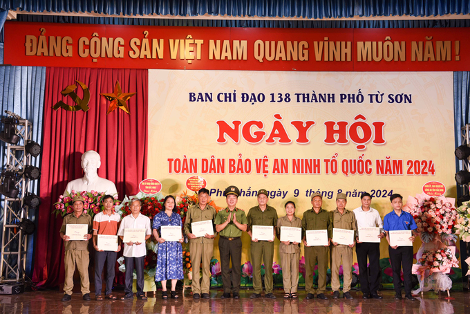 Thượng tướng Trần Quốc Tỏ - Thứ trưởng Bộ Công an tặng quà tại phường Phù Chẩn.