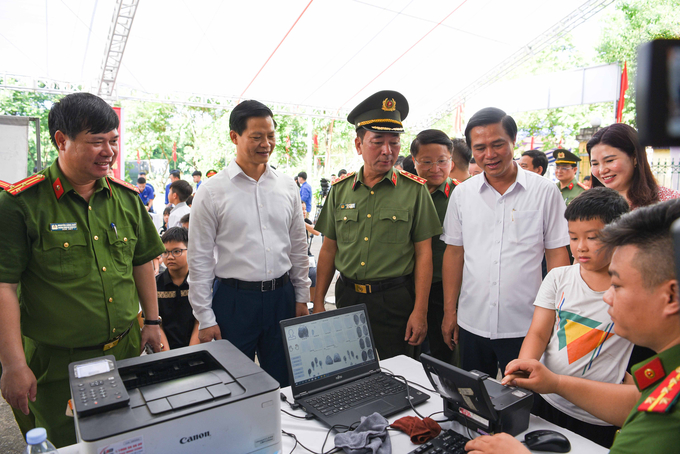 Thượng tướng Trần Quốc Tỏ - Thứ trưởng Bộ Công an thăm điểm tổ chức cấp CCCD và khám chữa bệnh, cấp phát thuốc tại phường Phù Chẩn.