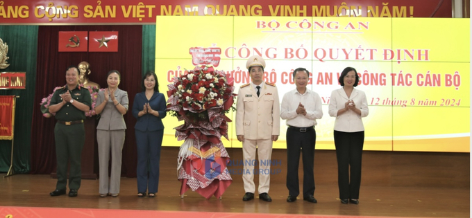 Lãnh đạo Tỉnh ủy, HĐND, UBND tỉnh Quảng Ninh tặng hoa chúc mừng Đại tá Trần Văn Phúc.