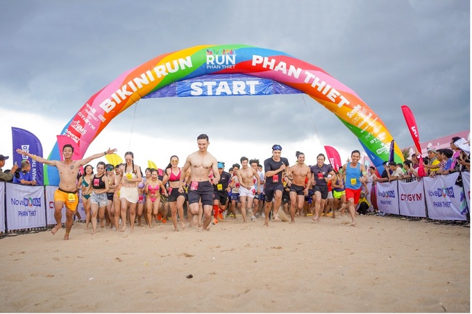 Bikini Run Phan Thiết 2024 là giải có số lượng người tham gia đường chạy 3km trên bãi biển đông nhất