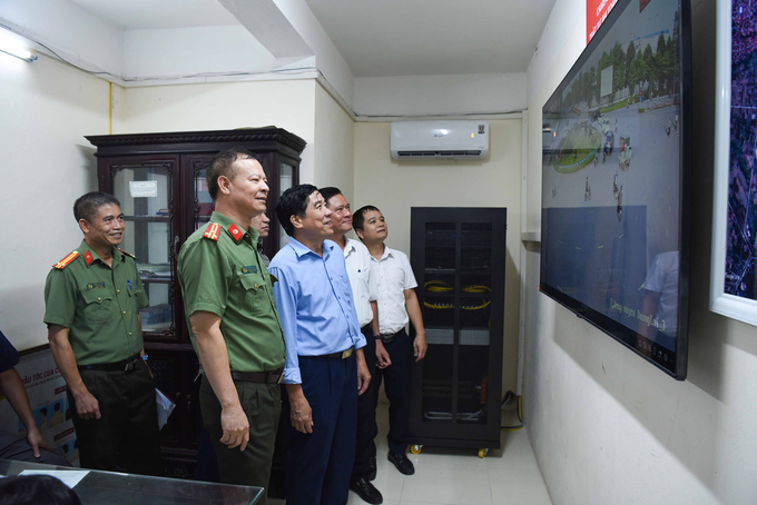 Lãnh đạo TP Từ Sơn thăm trung tâm giám sát camera an ninh tại phường Tân Hồng.