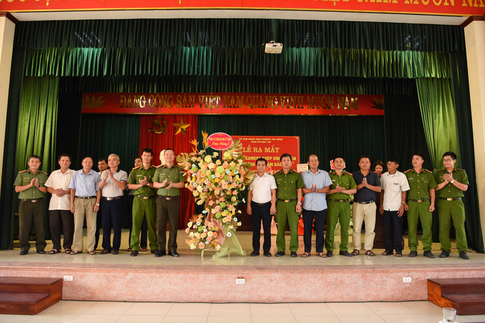 Lãnh đạo Công an thành phố Từ Sơn tặng hoa chúc mừng phường Tân Hồng.