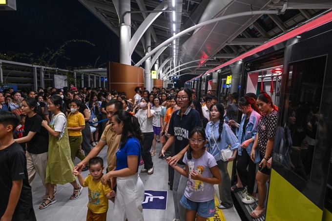 Trong 10 ngày đầu đưa vào khai thác (từ 8/8 - 18/8), tuyến metro Nhổn - ga Hà Nội thu hút gần 600 nghìn lượt hành khách