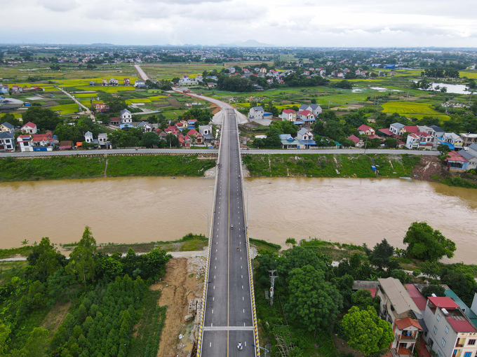 Theo thiết kế, cầu có chiều dài hơn 430m, rộng 12m. Đường dẫn lên cầu được làm theo tiêu chuẩn đường cấp III đồng bằng với tổng chiều dài hơn 10km, mặt đường rộng 11m, nền rộng 12m. Dự án được triển khai từ năm 2021, có điểm đầu giao cắt đê tả sông Cầu tại địa phận xã Hòa Sơn, huyện Hiệp Hòa, Bắc Giang và điểm cuối giao cắt với đê hữu sông Cầu (đê Chã) tại địa phận phường Đông Cao, TP Phổ Yên, tỉnh Thái Nguyên.