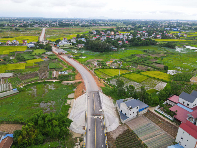 Thông tin từ Ban QLDA đầu tư xây dựng các công trình giao thông tỉnh Thái Nguyên cho biết, đường dẫn lên cầu phía TP Phổ Yên, tỉnh Thái Nguyên vẫn đang được các nhà thầu khẩn trương thi công.