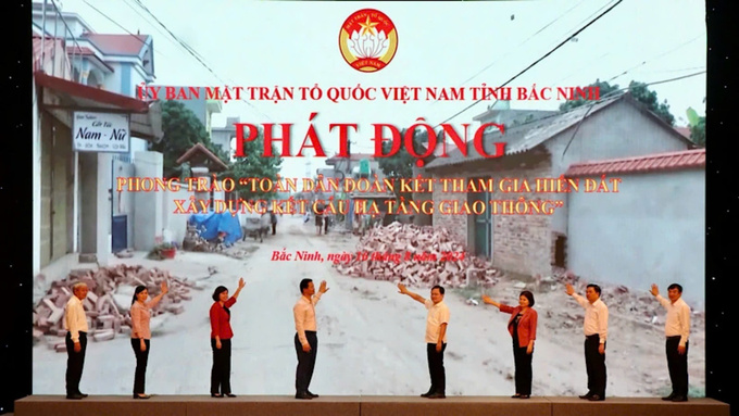 Các đại biểu ấn nút phát động phong trào “Toàn dân đoàn kết tham gia hiến đất xây dựng kết cấu hạ tầng giao thông”.