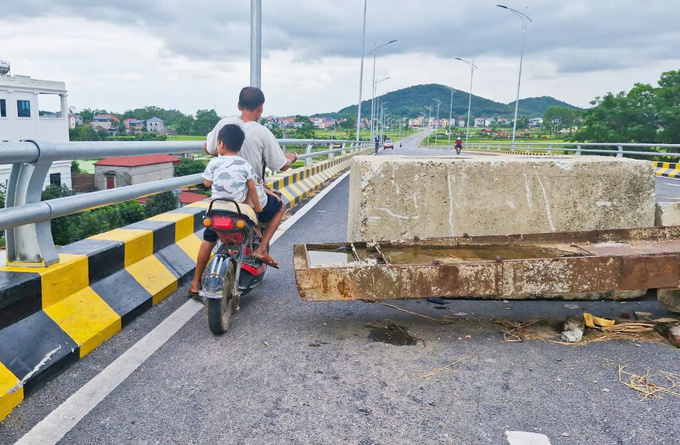 Dù các đơn vị liên quan lập rào chắn tại hai bên đầu cầu nhưng người dân vẫn tự 'phá rào' lưu thông.