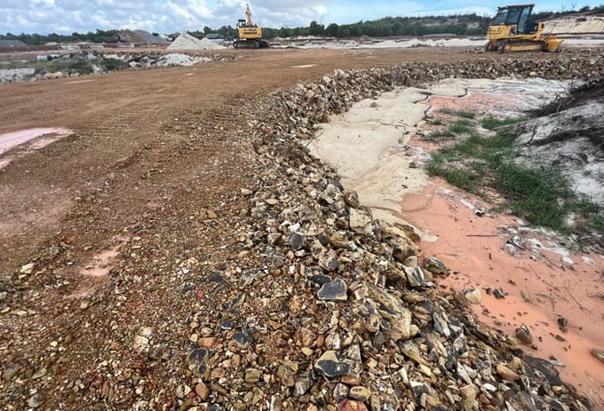 Đơn vị nhà thầu đã sử dụng đá có kích thước lớn bất thường lẫn với đất để lu lèn san lấp mặt bằng