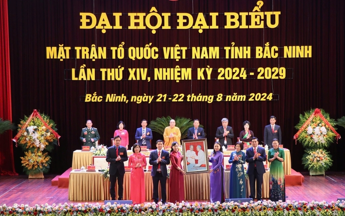 Phó Chủ tịch UBMTTQ Việt Nam Nguyễn Thị Thu Hà trao tặng MTTQ tỉnh Bắc Ninh bức ảnh Bác Hồ và Bác Tôn biểu tượng tinh thần đoàn kết.