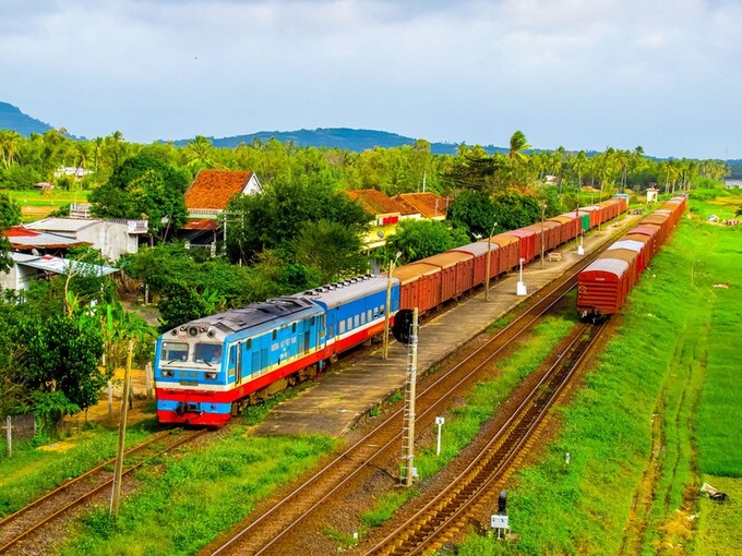 Hạ tầng giao thông đất nước chủ yếu tập trung cho lĩnh vực đường bộ, tiếp đến là hàng hải, hàng không, đường thủy nội địa, đường sắt ít được chú trọng đầu tư. Để phát triển kết cấu hạ tầng giao thông đến năm 2030, tầm nhìn năm 2050 theo hướng hợp lý, tận dụng lợi thế của các phương thức vận tải, Bộ GTVT cho biết sẽ ưu tiên đầu tư cho phương thức vận tải này trong những năm tới đây