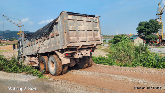 Theo tìm hiểu của PV Banduong.vn, ngoài đoàn xe vào điểm mỏ Quý Long chở đất san lấp thì xe bốn chân chở đầy thùng đá muối (dấu hiệu cơi nới) từ xã Trung Sơn - đê tả Cầu- xuống một bãi nghiền đá ở Quang Biểu- Quang Châu. Bãi sàng nghiền này nằm sát bờ sông và chân đê với quy mô khủng, chất tải đầy VLXD nhưng lại treo biển...cấm hoạt động.