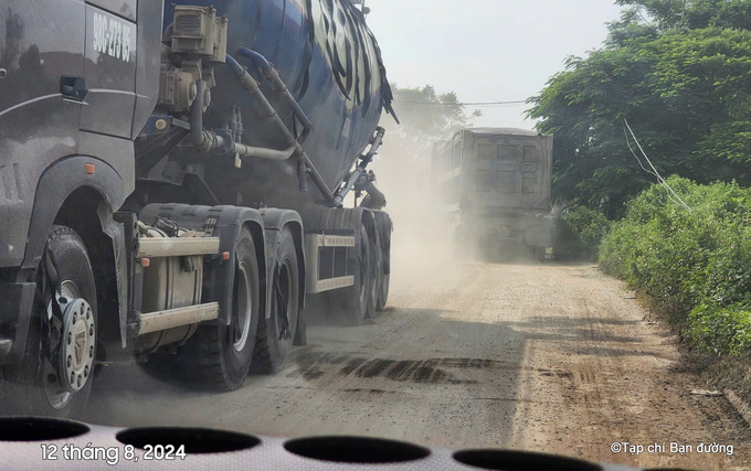 Trong khu vực chân cầu Thị Cầu này, hiện có nhiều bến bãi VLXD và trạm trộn bê tông thương phẩm nên hàng ngày có rất nhiều xe tải lớn ra vào, kéo theo những trận 'bão cát' mù mịt. Điều đáng ngạc nhiên, dù là đường đê (TCS) nhưng không hề thấy biển cấm - giới hạn tải trọng, cho nên các xe đầu kéo cứ băng băng chạy vào nhập- xuất hàng.