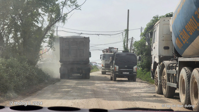 Từ thực trạng xe quá tải 'băm nát' đê tả Cầu như trên, PV Banduong.vn đã nhiều lần trực tiếp trao đổi thông tin và đặt lịch làm việc với Chủ tịch UBND phường Quang Châu Nguyễn Tài Hải nhưng rất khó và trả lời rất cho xong: 'Chúng tôi đã cho bến bãi họ ký cam kết không tái phạm rồi...'