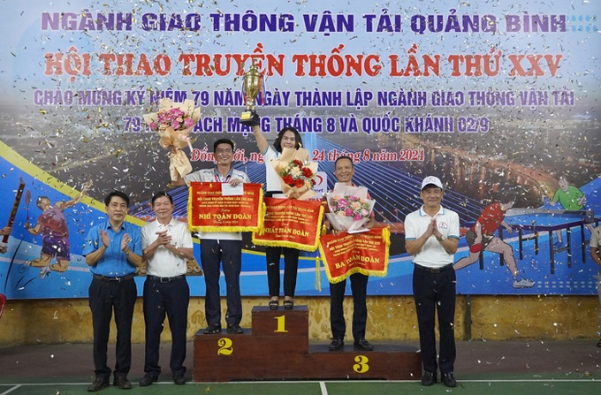 Ban Tổ chức trao giải cho các đơn vị giành nhiều thành tích xuất sắc tại hội thao