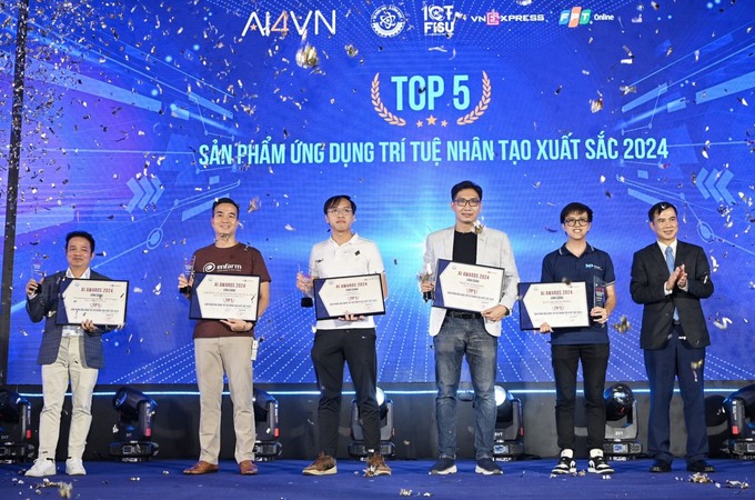 Thứ trưởng Khoa học và Công nghệ Bùi Thế Duy trao giải cho Top 5 sản phẩm, giải pháp, nền tảng ứng dụng AI xuất sắc