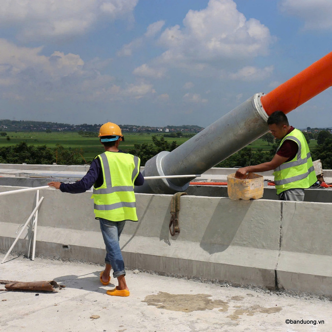 Các công nhân đang hoàn thiện hệ thống điện chiếu sáng (Ảnh: Việt Nguyễn)