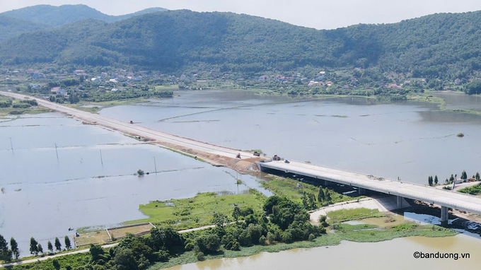 Phần đường dẫn lên cầu hai bên dài khoảng 7,86km, quy mô đường cấp II đồng bằng, nền 22m, mặt đường 21,5m. Trong ảnh là phần đường dẫn phía xã Hưng Đạo- TP Chí Linh, tỉnh Hải Dương đã cơ bản hoàn thành (Ảnh chụp 27/8)