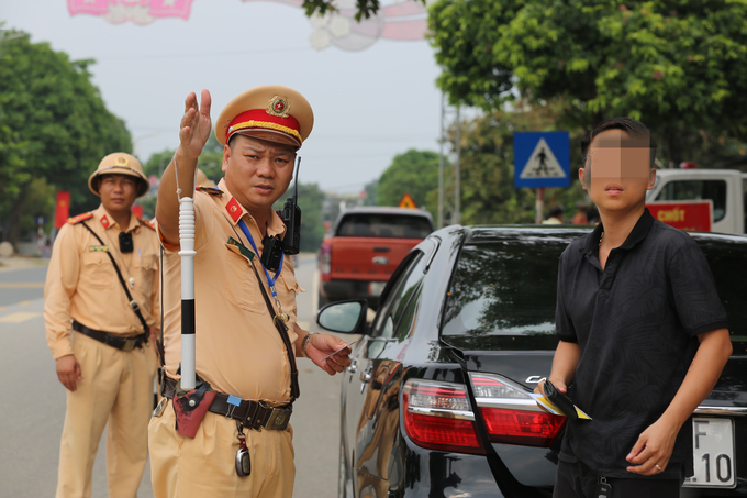 Thượng úy Đỗ Hồng Giang giải thích lỗi vi phạm cho tài xế