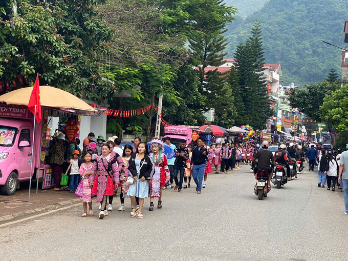 Năm nào cũng vậy, ngay từ sáng 1/9 đồng bào các dân tộc, đông nhất là dân tộc Mông lại kéo về Mộc Châu đón Tết Độc lập.