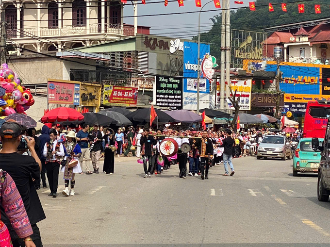 Đã thành thông lệ, năm nay cũng như mọi năm khác trên QL.6, QL.43… đoạn qua trung tâm huyện Mộc Châu, đồng bào các dân tộc Mông, Thái, Mường, La Ha… với các trang phục đặc sắc, cùng với các điệu múa, xoè truyền thống tạo nên khung cảnh vui nhộn và đẹp mắt.