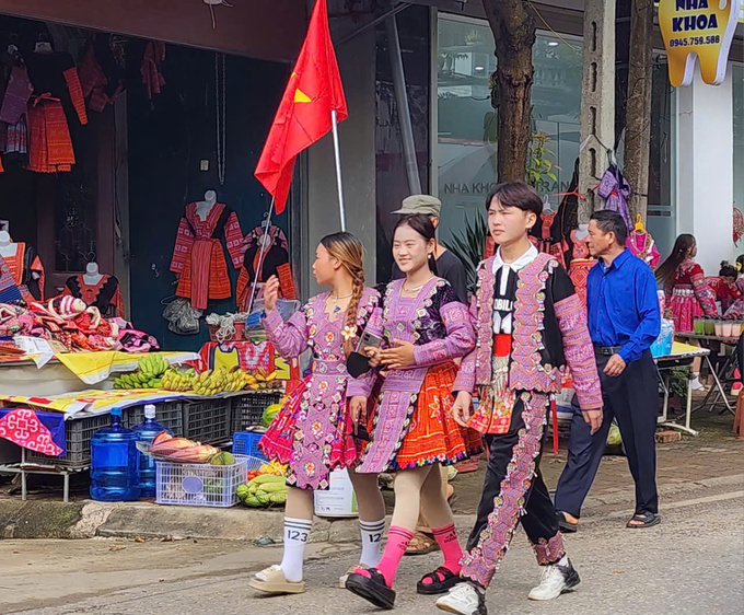 Ai cũng chuẩn bị cho mình những bộ trang phục đẹp nhất để 'xuống núi'