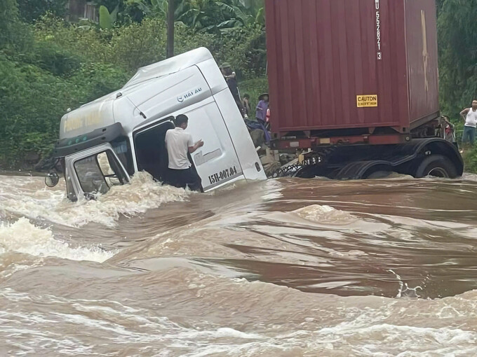 Tài xế Nguyễn Huy Đồng chỉ kịp mở cửa xe trước khi bị nước lũ cuốn trôi cả phần đầu chiếc container