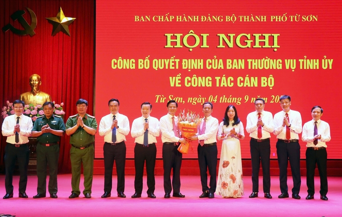 Ban Thường vụ thành phố Từ Sơn tặng hoa chúc mừng.