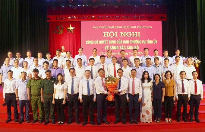 Phó Chủ tịch UBND tỉnh Bắc Ninh Lê Xuân Lợi cùng các đồng chí lãnh đạo Từ Sơn tặng hoa chúc mừng tân Bí thư thành phố Từ Sơn.