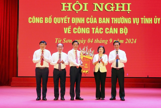 Chủ tịch HĐND tỉnh Bắc Ninh Nguyễn Hương Giang cùng các đồng chí lãnh đạo tặng hoa tân Bí thư thành phố Từ Sơn.