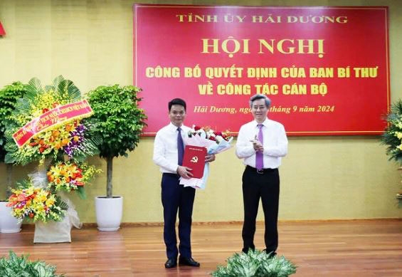 Ông Nguyễn Quang Dương, Ủy viên Trung ương Đảng, Phó Trưởng Ban Tổ chức Trung ương trao Quyết định và tặng hoa cho tân Phó Bí thư Tỉnh ủy Hải Dương Lê Ngọc Châu.